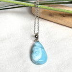 Larimar-Halskette mit blauem Tropfen-Anhänger an feiner 925 Silber Ankerkette, maritimer Naturstein-Schmuck mit weiß-türkiser Marmorierung