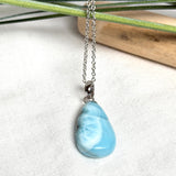 Larimar-Halskette mit blauem Tropfen-Anhänger an feiner 925 Silber Ankerkette, maritimer Naturstein-Schmuck mit weiß-türkiser Marmorierung