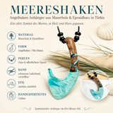 Info-Detailbild von MEERESHAKEN, einem Angelhaken Anhänger aus Maserholz und türkisblauem Epoxidharz am schwarzen Lederband mit Onyxperlen – maritimer Naturschmuck im Hei-Matau-Stil, handgefertigtes Unikat.