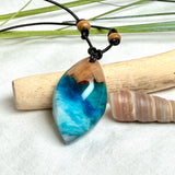 Holz-Harz-Anhänger aus Maserholz und Epoxidharz in Blau, Türkis und Weiß mit Wellenoptik am verstellbaren Lederband mit Holzperlen, handgemachter maritimer Naturschmuck