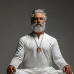 Handgefertigtes Medaillon aus klarem Epoxidharz mit kunstvollem rot-silber-weißen Farbverlauf und einem goldenen Samen des Lebens Symbol in der Mitte. Das spirituelle Schmuckstück strahlt Harmonie, Wachstum und Schutz aus. Rückseite mit individueller Harzstruktur, Vorderseite transparent glänzend. Anhänger mit verstellbarem schwarzen Baumwollband, auf hellem Hintergrund mit grünen Blätterni dekorativ inszeniert.