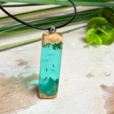 Pusteblumen Halskette aus Maserholz und türkisem Epoxidharz,  echte Löwenzahnsamen schweben im Harz sichtbar,  schwarze Lederkette, handgefertigter Naturschmuck Unisex
