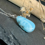 Larimar-Halskette mit blauem Tropfen-Anhänger an feiner 925 Silber Ankerkette, maritimer Naturstein-Schmuck mit weiß-türkiser Marmorierung