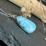 Larimar-Halskette mit blauem Tropfen-Anhänger an feiner 925 Silber Ankerkette, maritimer Naturstein-Schmuck mit weiß-türkiser Marmorierung