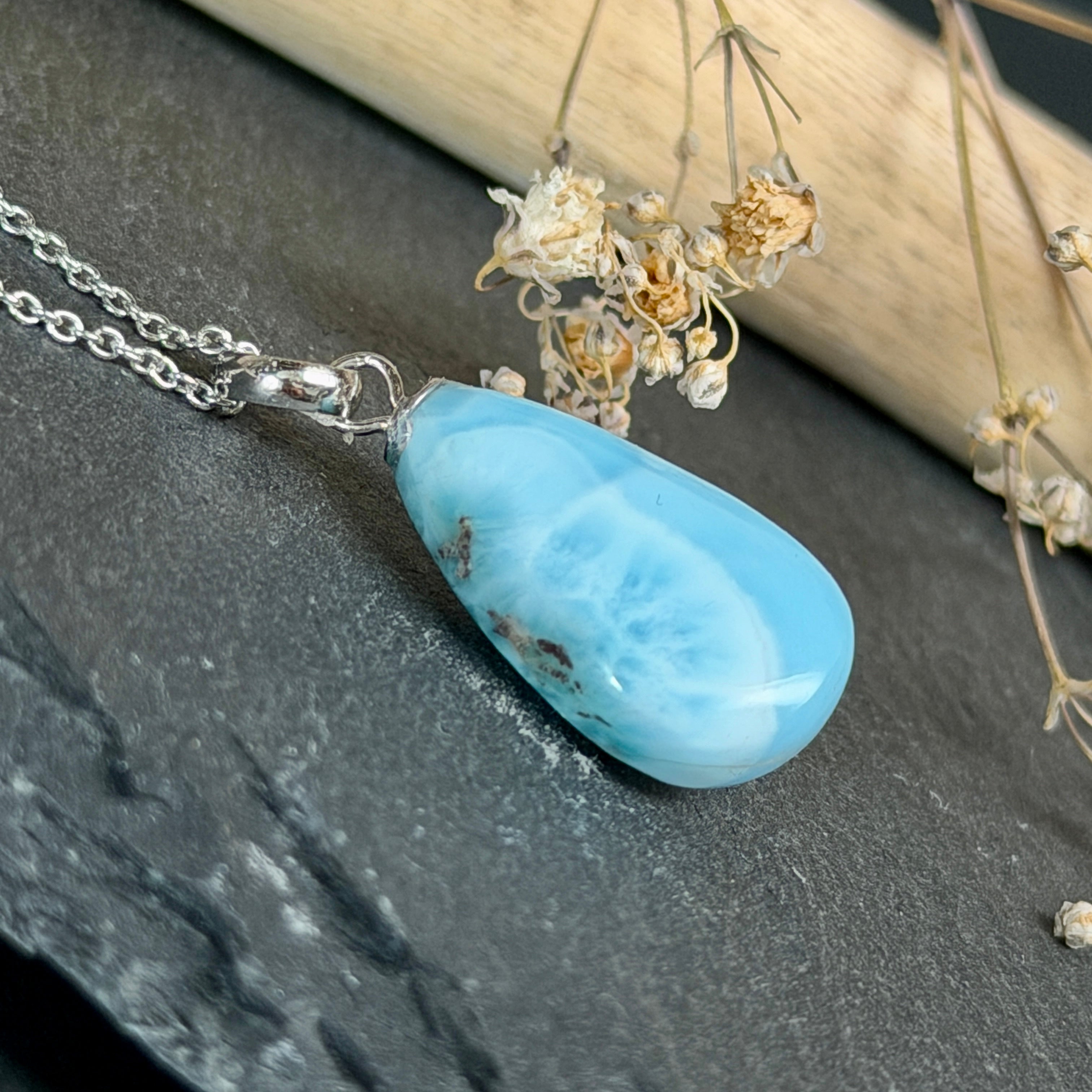Larimar-Halskette mit blauem Tropfen-Anhänger an feiner 925 Silber Ankerkette, maritimer Naturstein-Schmuck mit weiß-türkiser Marmorierung