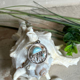 „Sealife“ – runder Anhänger aus rhodiniertem 925 Sterling Silber mit seltenem Larimar und funkelndem Topas. Das maritime Design zeigt eine Qualle, einen Fisch und einen Seestern. Anhängergröße ca. 32 × 26 mm, inklusive 45 cm langer Silberkette (1 mm Stärke). Symbol für die Schönheit und Vielfalt des Ozeans – jedes Stück ein Unikat durch das natürliche Farbspiel des Larimars.
