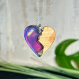 Handgefertigter Herzanhänger aus Maserholz und schimmerndem Opalharz, inspiriert von den Farben der Aurora Borealis. Das Holz zeigt eine feine Maserung, das Harz leuchtet in Rosa-, Blau- und Violetttönen. Mit zarter 925 Silber-Ankerkette (1 mm stark, 45 cm lang) und Silberöse. Ein edles Unikat in liebevoller Handarbeit gefertigt.