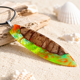 Handgefertigte „Tropical Glow“ Halskette mit Surfbrett Anhänger aus Rebholz und fluoreszierendem Epoxidharz in Grün, Orange und Türkis, maritimer Unisex Schmuck an schwarzer Lederkette, leuchtet unter Schwarzlicht, einzigartiges Sommer Unikat.