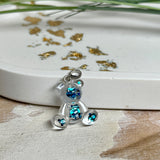 Bärchen-Anhänger aus Harz – Blaue Holoflakes (Edelstahlöse)