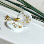 Handgefertigte Ohrringe aus weißem und klarem Harz mit goldenen Weihnachtsmotiven – Sterne, Herzen, Tannenbaum und Zuckerstange. Ohrstecker aus 925 Silber vergoldet, Anhängerschlaufe vergoldet. Größe ca. 37 mm × 25 mm. Leichte, elegante Festtagsohrringe mit warmem Goldglanz und winterlicher Ausstrahlung.