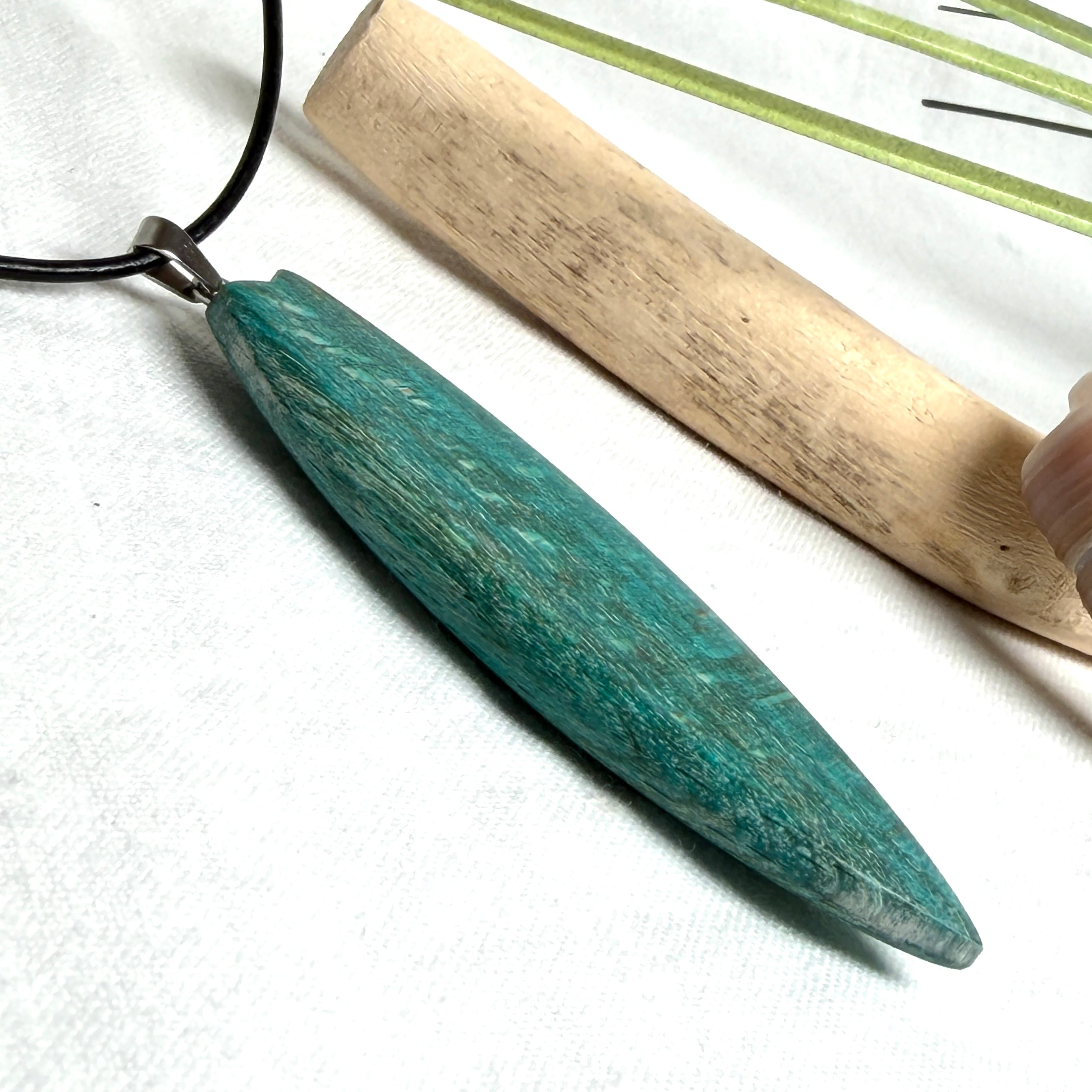 Surfboard Anhänger aus stabilisiertem Holz und Harz in Türkis und Ozeanblau an schwarzer Lederkette, maritimer Holz Harz Naturschmuck unisex