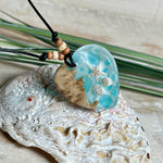 Handgefertigter Herzanhänger aus Maserholz und transparentem Ocean-Harz mit echtem Seestern und Muscheln. Die zarten Aqua-Farben erinnern an Meereswellen. Lederband verstellbar mit Holzperlen. Größe ca. 3,5 × 3,2 cm. Natürliches, maritimes Unikat von ZeitlosSchmuckDesign