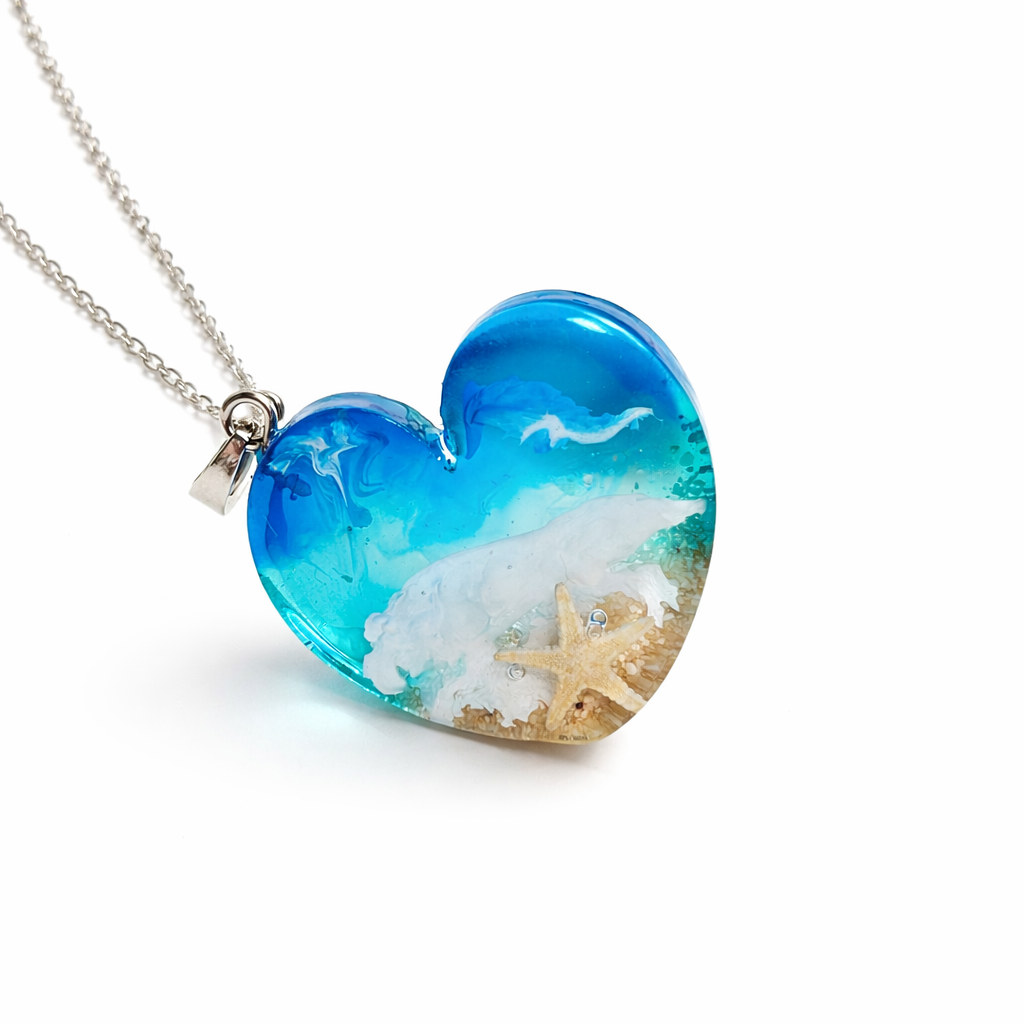 
Ein herzförmiger Anhänger mit einer ganzen Ozeanwelt darin: Welle, Sand und Seestern in leuchtendem Blau und Türkis – handgegossen, einzigartig, unvergesslich. Mit versilberter Kette (46 cm) und Edelstahl-Karabiner.