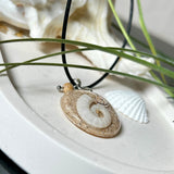 Handgemachter Anhänger mit echter Spirale, kleiner Schnecke, Meersand und feinem Glitzereffekt im Harz. Verziert mit einer Jaspisperle, Edelstahlöse und Lederkette mit Verlängerung. Maritimer Natur-Schmuck, inspiriert vom Ozean