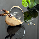 Herzförmige Resin Halskette mit Goldfield-Maserholz mit schwebenden echten Pusteblumen-Samen im glasklaren Harz, braunes Lederband mit Holzperlen, handgefertigter Naturschmuck. 