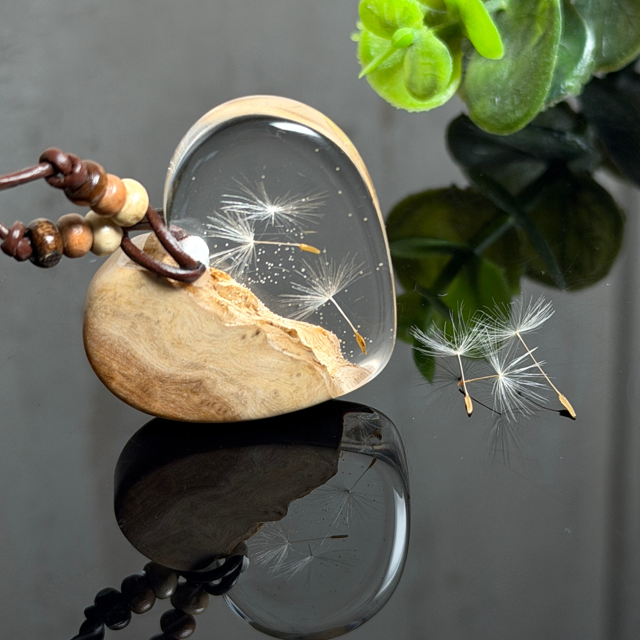 Herzförmige Resin Halskette mit Goldfield-Maserholz mit schwebenden echten Pusteblumen-Samen im glasklaren Harz, braunes Lederband mit Holzperlen, handgefertigter Naturschmuck. 