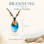 Größenbild BRANDUNG – handgefertigter Holz-Harz-Anhänger aus Maserholz und Epoxidharz in Blau, Türkis, Weiß und Transparent, ca. 4 x 2,2 cm, verstellbares Lederband 23–40 cm mit Holzperlen, maritimer Naturschmuck Unikat für Meerliebhaber.