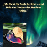 Handgefertigter Herzanhänger aus Maserholz und schimmerndem Opalharz, inspiriert von den Farben der Aurora Borealis. Das Holz zeigt eine feine Maserung, das Harz leuchtet in Rosa-, Blau- und Violetttönen. Mit zarter 925 Silber-Ankerkette (1 mm stark, 45 cm lang) und Silberöse. Ein edles Unikat in liebevoller Handarbeit gefertigt.