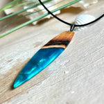 Handgefertigter Surfbrett-Anhänger aus Edelholz & Harz in Türkis mit Metallic-Schimmer. Edelstahlöse, Lederkette 45 + 5 cm Verlängerung.