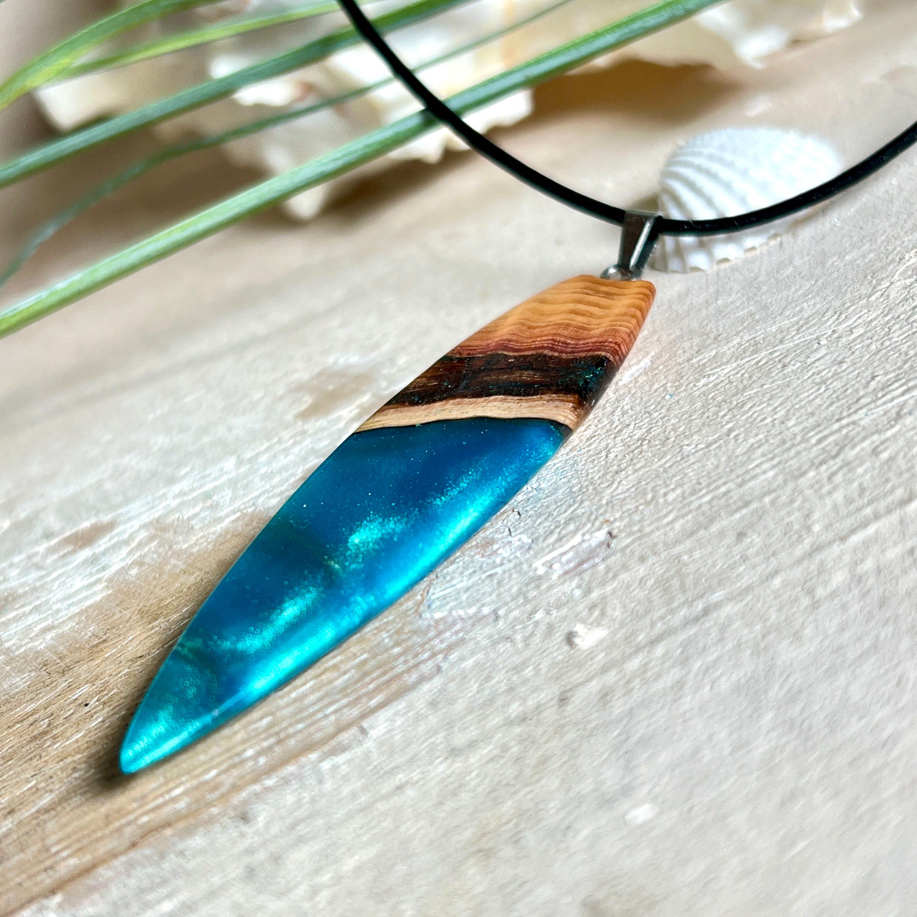 Handgefertigter Surfbrett-Anhänger aus Edelholz & Harz in Türkis mit Metallic-Schimmer. Edelstahlöse, Lederkette 45 + 5 cm Verlängerung.