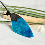 Anhänger aus dunklem Maserholz und Epoxidharz in Blau Türkis mit weißer Wellenstruktur am schwarzen Lederband, maritimer Holz Harz Naturschmuck unisex