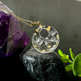 Runder Harzanhänger mit echten Pusteblumensamen und zarten Blattgold-Akzenten auf einer vergoldeten 925 Silberkette, 45 cm lang. Der Anhänger hat einen Durchmesser von ca. 2,6 cm und wird von einer goldfarbenen Edelstahlöse gehalten. Das Design symbolisiert Leichtigkeit, Hoffnung und Naturverbundenheit – perfekt als Geschenk oder für Naturliebhaberinnen. Liebevoll von Hand gefertigt und ein echtes Unikat.