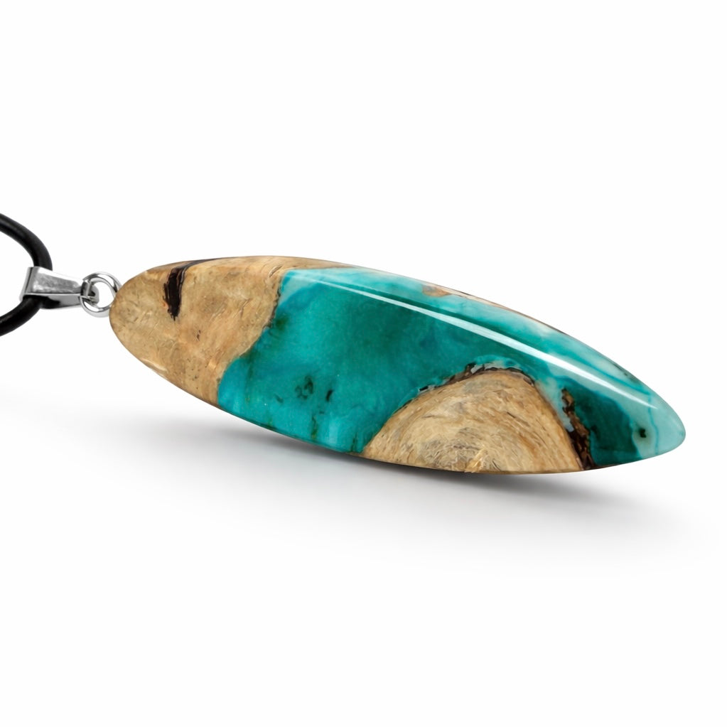 Handgefertigte Surfbrett Kette aus Maserholz und türkisfarbenem Resin mit Edelstahl Anhängerschlaufe an schwarzer Lederkette mit Karabiner und Verlängerung. Filigraner Ocean Anhänger inspiriert von Meer und Wellen, natürlicher Unikat Schmuck für Damen und Herren.