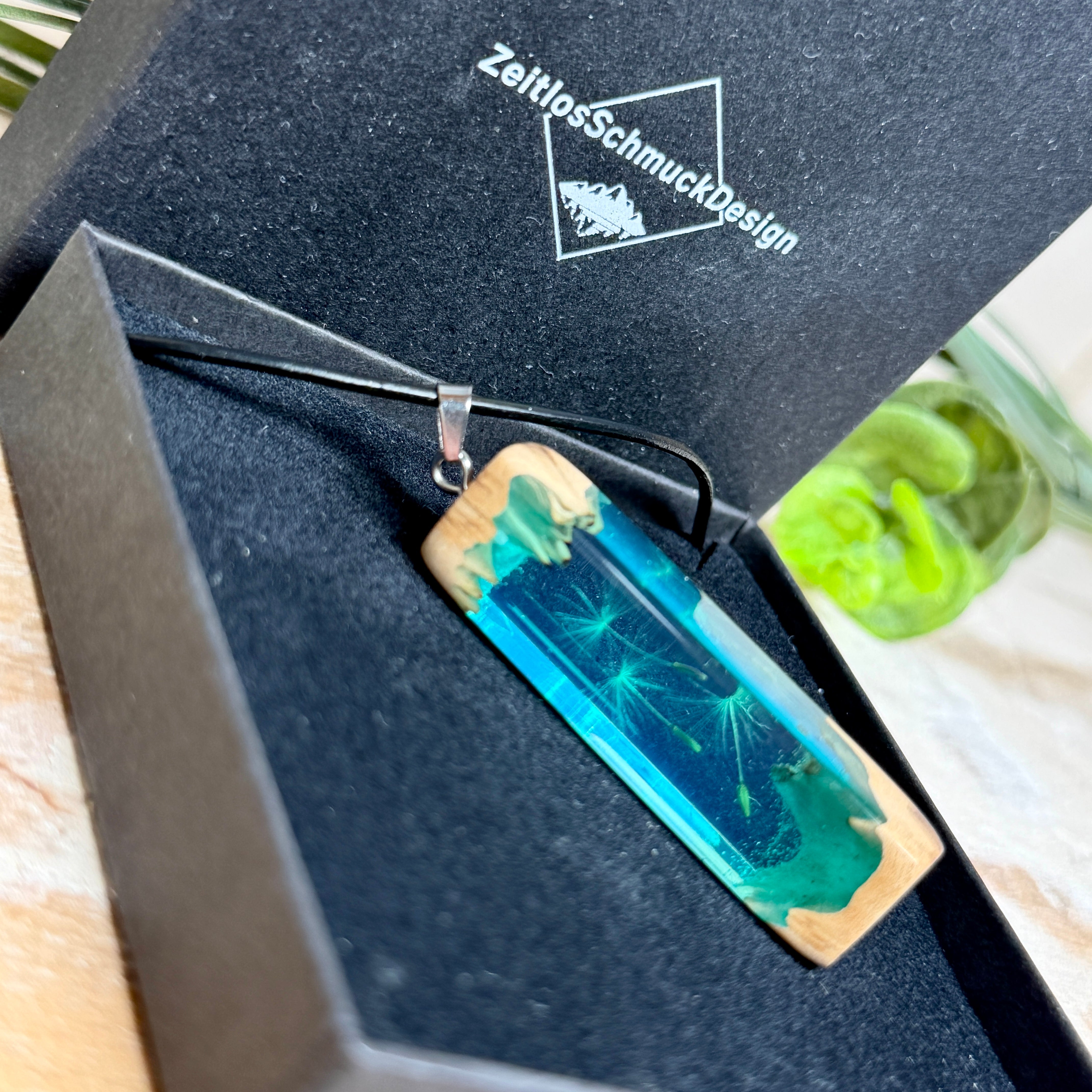 Pusteblumen Halskette aus Maserholz und türkisem Epoxidharz,  echte Löwenzahnsamen schweben im Harz sichtbar,  schwarze Lederkette, handgefertigter Naturschmuck Unisex