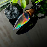 Der handgefertigte Anhänger „Celestial Flame“ kombiniert warmes Olivenholz mit glasklarem Harz und irisierendem Opal. Das einzigartige Farbspiel erinnert an Polarlichter und verleiht dem Schmuckstück eine mystische Tiefe. Die Oberfläche ist glatt poliert, der Anhänger wird an einem verstellbaren Lederband getragen – ein ausdrucksstarkes Unikat für alle, die Naturmaterialien und kreative Farben lieben.