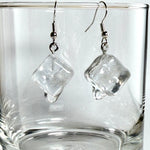 Schmelzende Eiswürfel als Ohrring – handgegossen aus transparentem Epoxidharz, mit 925 Silber Ohrhaken. Ca. 1,3 cm Würfel, Tragelänge ca. 4 cm