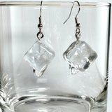 Schmelzende Eiswürfel als Ohrring – handgegossen aus transparentem Epoxidharz, mit 925 Silber Ohrhaken. Ca. 1,3 cm Würfel, Tragelänge ca. 4 cm
