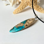 Edelstahl Anhängerschlaufe an schwarzer Lederkette mit Karabiner und Verlängerung. Filigraner Ocean Anhänger inspiriert von Meer und Wellen, natürlicher Unikat Schmuck für Damen und Herren.