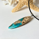 Edelstahl Anhängerschlaufe an schwarzer Lederkette mit Karabiner und Verlängerung. Filigraner Ocean Anhänger inspiriert von Meer und Wellen, natürlicher Unikat Schmuck für Damen und Herren.