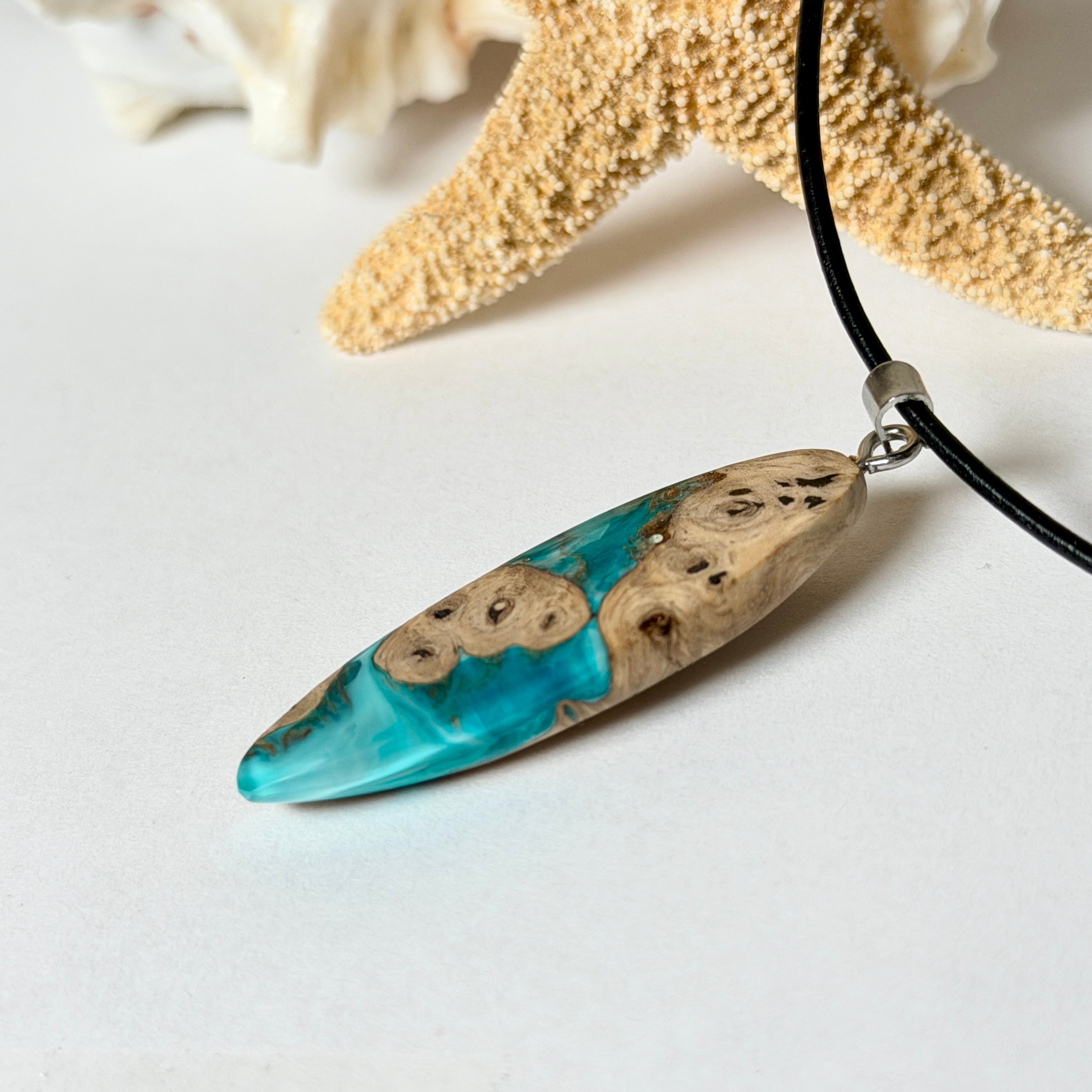 Edelstahl Anhängerschlaufe an schwarzer Lederkette mit Karabiner und Verlängerung. Filigraner Ocean Anhänger inspiriert von Meer und Wellen, natürlicher Unikat Schmuck für Damen und Herren.