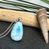 Larimar-Halskette mit blauem Tropfen-Anhänger an feiner 925 Silber Ankerkette, maritimer Naturstein-Schmuck mit weiß-türkiser Marmorierung