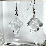 Schmelzende Eiswürfel als Ohrring – handgegossen aus transparentem Epoxidharz, mit 925 Silber Ohrhaken. Ca. 1,3 cm Würfel, Tragelänge ca. 4 cm