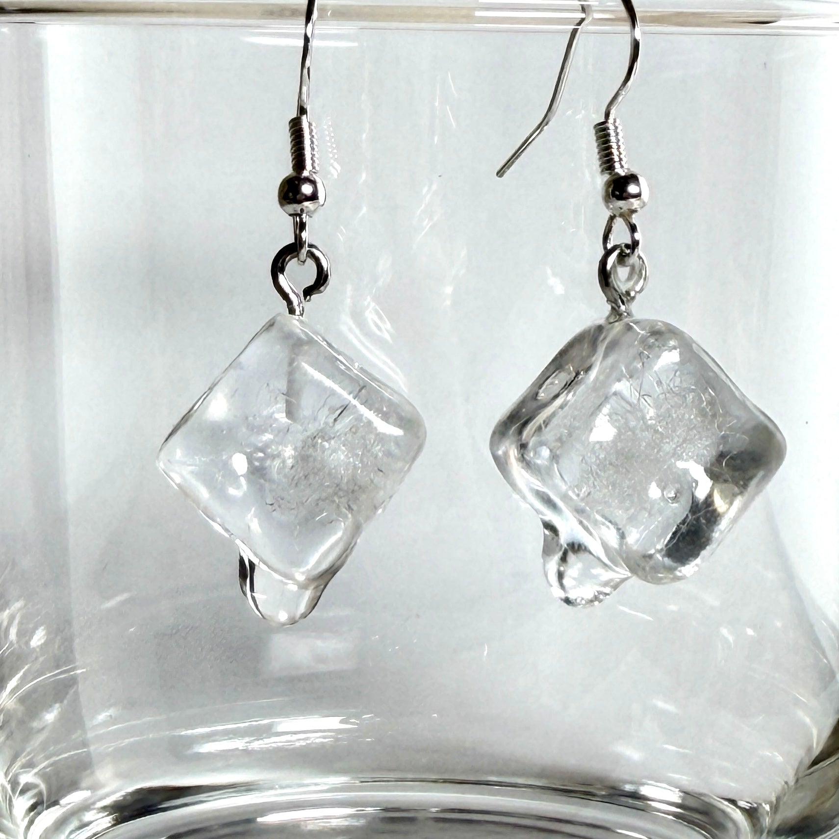 Schmelzende Eiswürfel als Ohrring – handgegossen aus transparentem Epoxidharz, mit 925 Silber Ohrhaken. Ca. 1,3 cm Würfel, Tragelänge ca. 4 cm