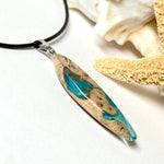 Edelstahl Anhängerschlaufe an schwarzer Lederkette mit Karabiner und Verlängerung. Filigraner Ocean Anhänger inspiriert von Meer und Wellen, natürlicher Unikat Schmuck für Damen und Herren.