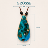 Größenbild KORALLENBUCHT – handgefertigter Holz-Harz-Anhänger aus Maserholz und türkis-blauem Epoxidharz in Tropfenform, ca. 5,3 x 2,5 cm, maritimer Naturschmuck am Lederband mit flachen Onyxperlen.