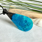 Tropfen Anhänger aus dunklem Maserholz und Epoxidharz in Türkis Blau mit weißer Wellenstruktur am schwarzen Lederband, maritimer Holz Harz Naturschmuck