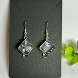 Schmelzende Eiswürfel als Ohrring – handgegossen aus transparentem Epoxidharz, mit 925 Silber Ohrhaken. Ca. 1,3 cm Würfel, Tragelänge ca. 4 cm