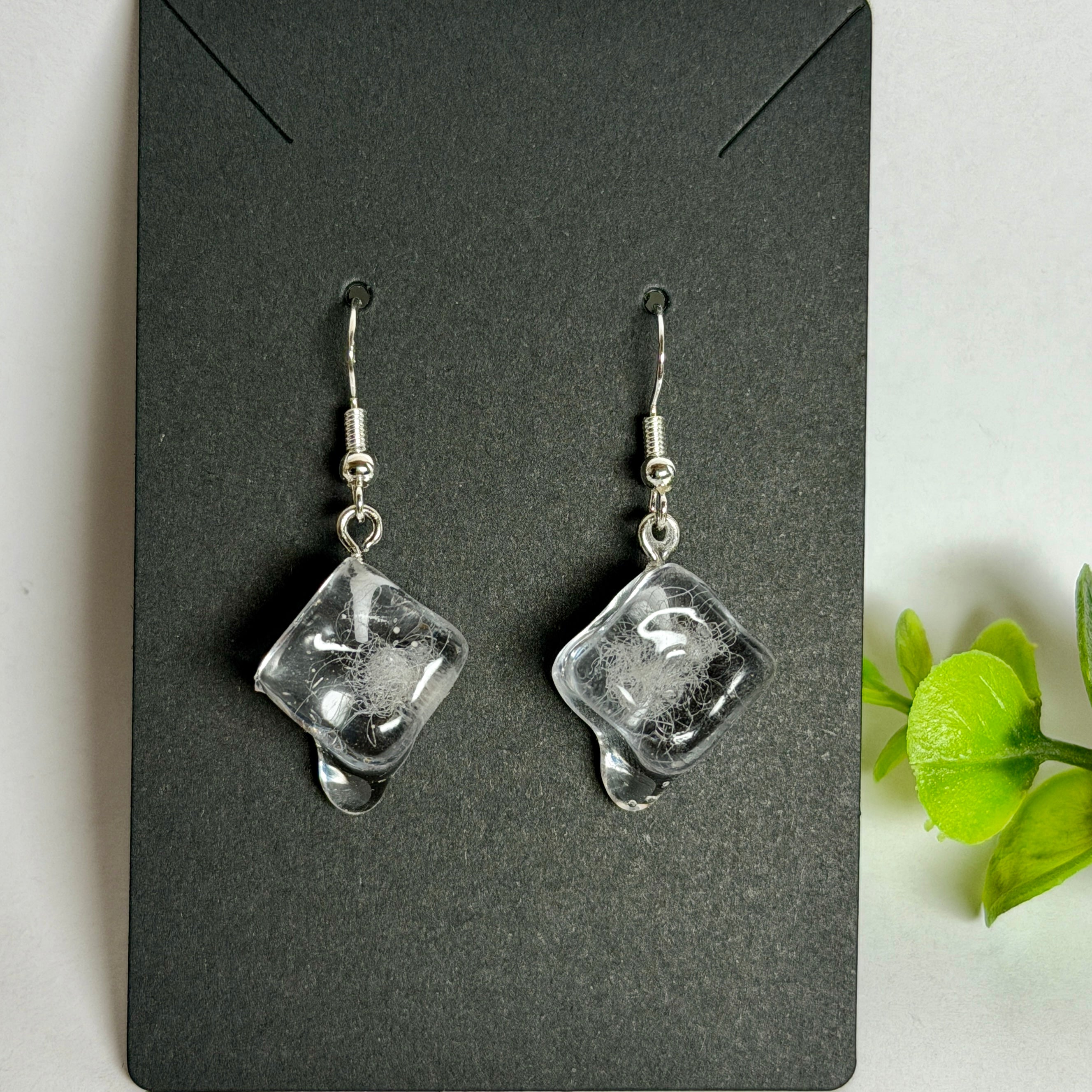 Schmelzende Eiswürfel als Ohrring – handgegossen aus transparentem Epoxidharz, mit 925 Silber Ohrhaken. Ca. 1,3 cm Würfel, Tragelänge ca. 4 cm