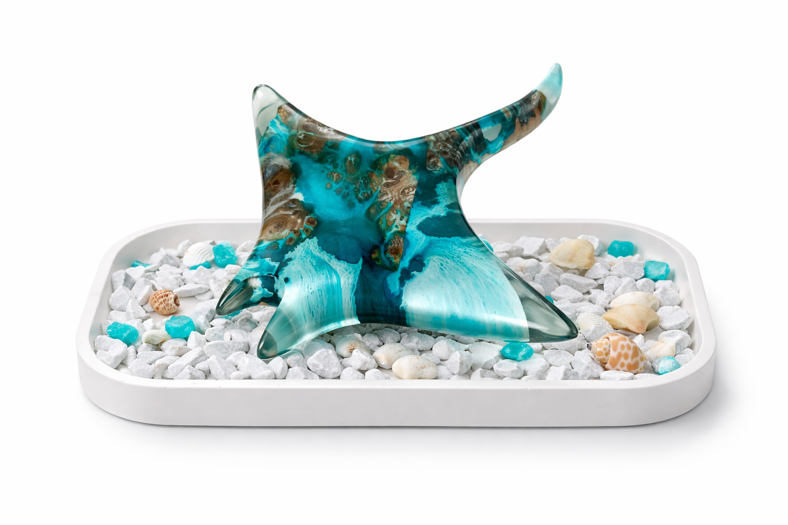Maritimes Handmade-Deko-Set: Freestyle Manta-Rochen aus Maserholz und Epoxidharz im Ocean-Look (ca. 20 x 18,5 cm), komplett ohne Form gefertigt. Präsentiert auf einem Jesmonite-Tablett (ca. 25 x 14,5 cm) mit Kork-Möbelschonern. Inklusive dekorativer Steine und Muscheln wie abgebildet. Unikat-Kunstarbeit mit natürlicher Holzmaserung und glänzendem Resin-Finish.