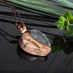 Herzanhänger „Pusteblumenzauber“ aus naturbelassenem Rebholz und klarem Epoxidharz mit schwebenden Pusteblumensamen. Dunkelbraunes, verstellbares Lederband mit kleinen Holzperlen, Anhänger ca. 3,5 × 3,5 cm. Handgefertigtes Unikat von ZeitlosSchmuckDesign.