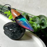 Der handgefertigte Anhänger „Celestial Flame“ kombiniert warmes Olivenholz mit glasklarem Harz und irisierendem Opal. Das einzigartige Farbspiel erinnert an Polarlichter und verleiht dem Schmuckstück eine mystische Tiefe. Die Oberfläche ist glatt poliert, der Anhänger wird an einem verstellbaren Lederband getragen – ein ausdrucksstarkes Unikat für alle, die Naturmaterialien und kreative Farben lieben.