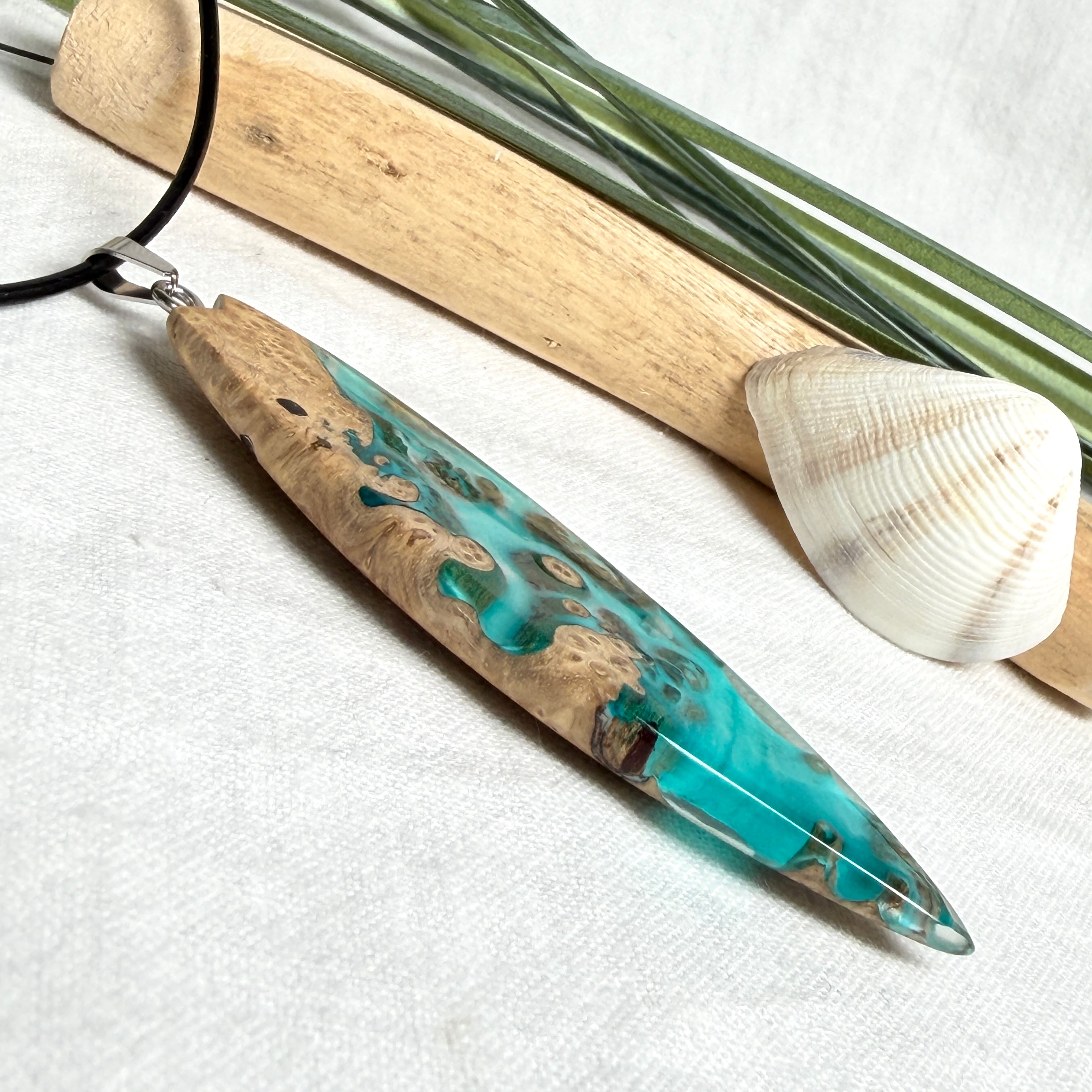 Surfboard Anhänger aus braunem Maserholz und türkisem Epoxidharz in Lagunenoptik an schwarzer Lederkette, maritimer Holz Harz Naturschmuck unisex