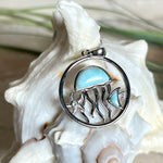 „Sealife“ – runder Anhänger aus rhodiniertem 925 Sterling Silber mit seltenem Larimar und funkelndem Topas. Das maritime Design zeigt eine Qualle, einen Fisch und einen Seestern. Anhängergröße ca. 32 × 26 mm, inklusive 45 cm langer Silberkette (1 mm Stärke). Symbol für die Schönheit und Vielfalt des Ozeans – jedes Stück ein Unikat durch das natürliche Farbspiel des Larimars.