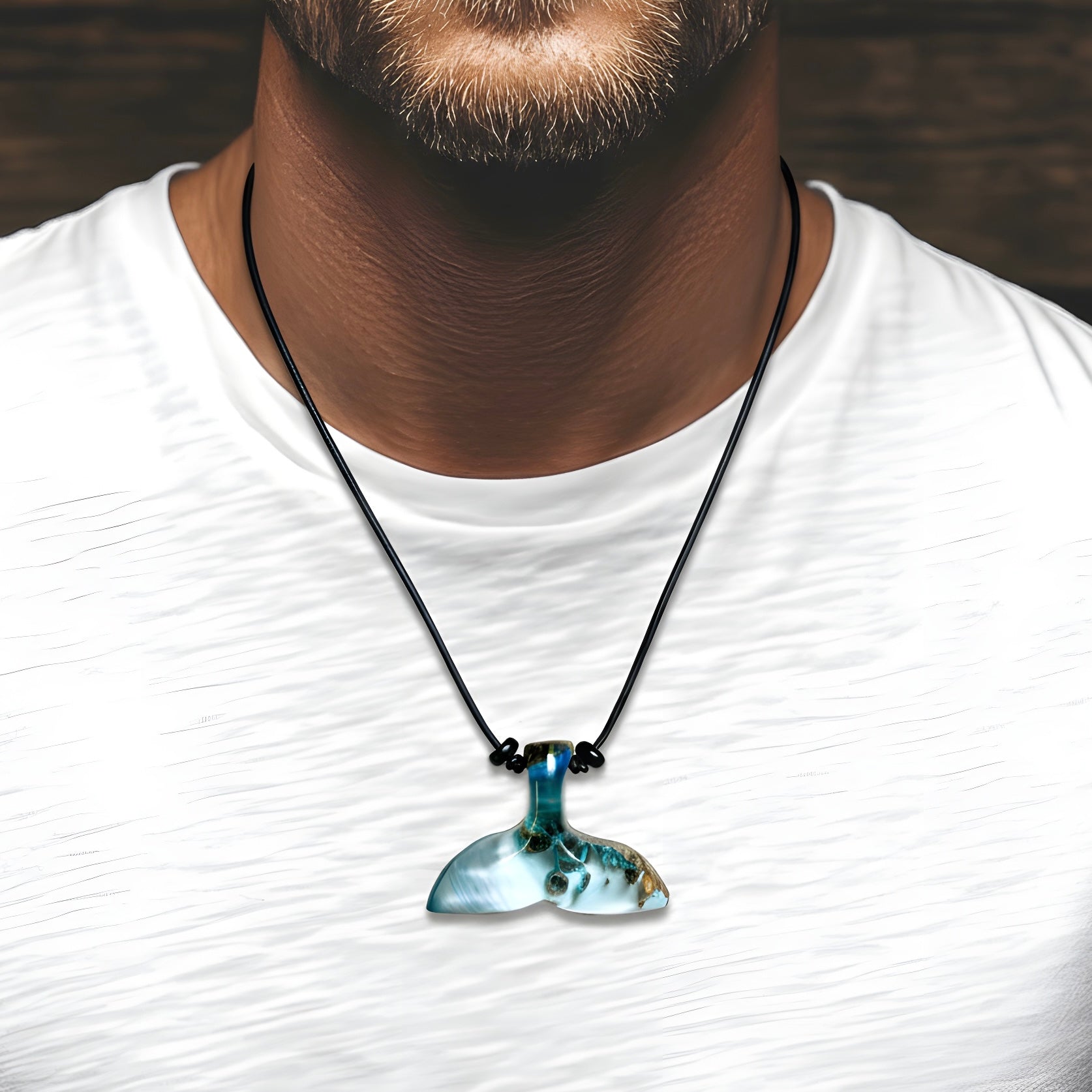 Maritimer Walflossen-Anhänger aus Holz und türkis-weißem Harz an schwarzem Lederband, getragen von einem männlichen Model mit weißem T-Shirt – handgefertigter Unisex-Schmuck von ZeitlosSchmuckDesign für Strand, Alltag und Surfer-Style.