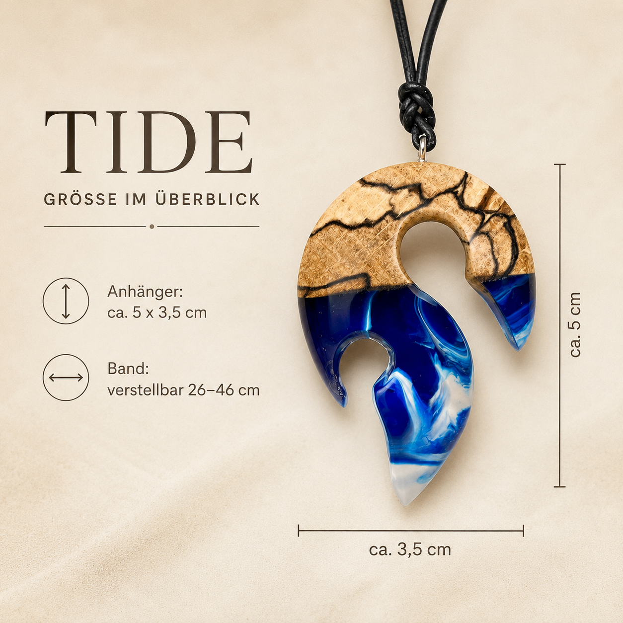 Größenbild TIDE – handgefertigter Holz-Harz-Anhänger aus Buchenholz und blau-weißem Epoxidharz in Maori-Angelhaken-Form, ca. 5 x 3,5 cm, mit verstellbarem Lederband 26–46 cm.