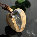 Herzförmige Resin Halskette mit Goldfield-Maserholz mit schwebenden echten Pusteblumen-Samen im glasklaren Harz, braunes Lederband mit Holzperlen, handgefertigter Naturschmuck.